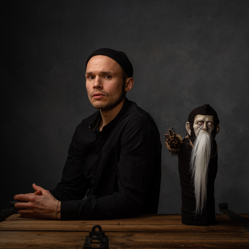 Heinrich Bennke Synchronschauspieler, hier zu sehen als Puppenspieler am Theater Waidspeicher in Erfurt