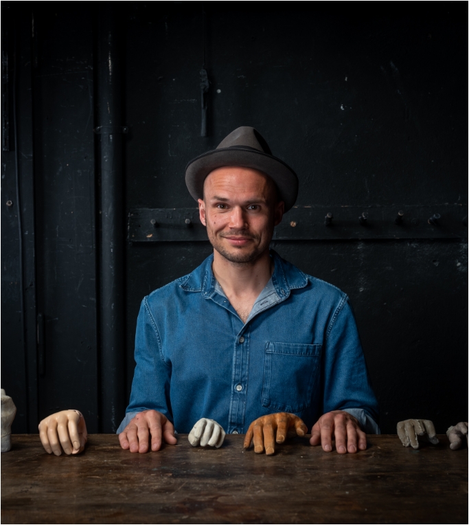 Heinrich Bennke Synchronschauspieler, hier zu sehen als Puppenspieler am Theater Waidspeicher in Erfurt