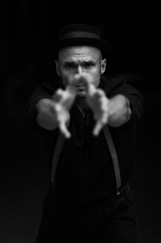 Heinrich Bennke Synchronschauspieler, hier zu sehen, bei einer Fotosession mit Marco Fischer